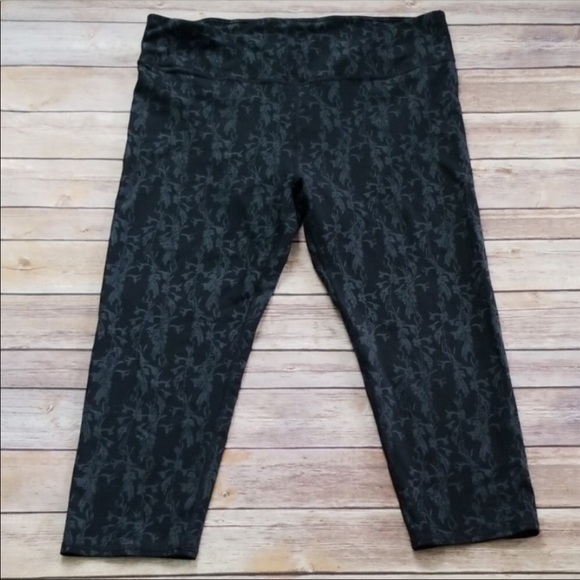 Fabletics Salar Printed Powerhold Capri Leggings - Picture 2 of 6